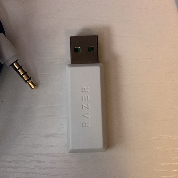 Razer BlackShark V2 Pro Wireless Gaming Headset: THX 7.1 Spatial Surround Sound - Picture 2 of 3